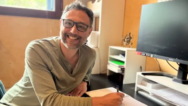 Patrick écrivant dans un carnet pour apaiser son anxiété avec la technique du flot de pensées